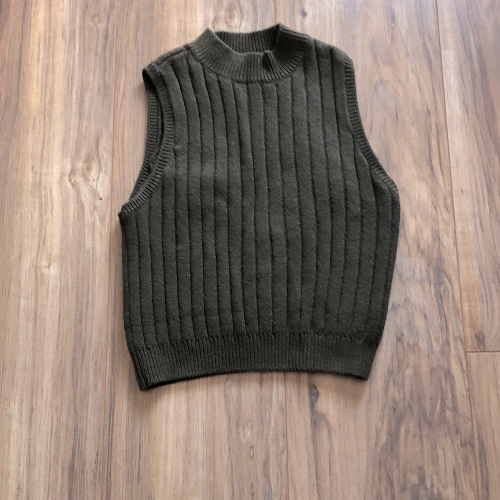 Sleeveless turtle neck sweater